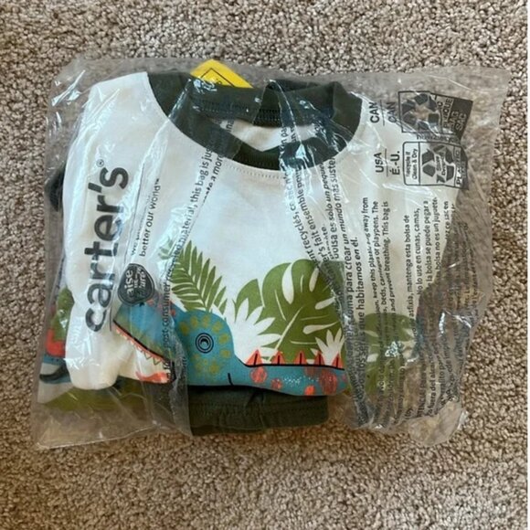 🚨 50% OFF BUNDLES! ENDS 12/7 🚨 Bundle of 3 NWT Carter's Outfits - Size 12 months - Picture 10 of 16